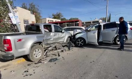 Intentó ingresar a una tienda de conveniencia sin precaución y terminan vehículos en perdida total