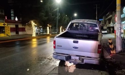Camioneta pierde el control y termina volcado sobre V. Carranza; conductor fue trasladado de emergencia