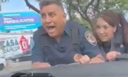 Policía de Argentina detienen a conductor y terminan arrastrados por el auto (video)