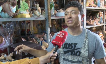 Él es Rafael, el artista que restaura al Niño Dios en Saltillo