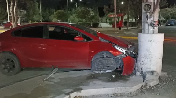 Saltillo: Se estrella contra poste de concreto en bulevar Pedro Figueroa