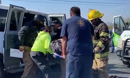 Saltillo: Hombre se debate entre la vida y la muerte; terminó atrapado en su vehículo