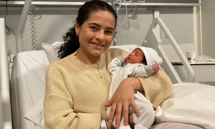 No sabía que estaba embarazada y da a luz en pleno vuelo