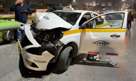 Saltillo: Taxista ebrio choca en El Sarape