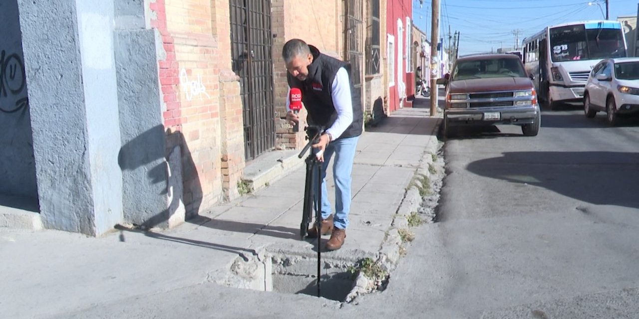 Alcantarilla sin tapa es una trampa peligrosa para los peatones de Saltillo