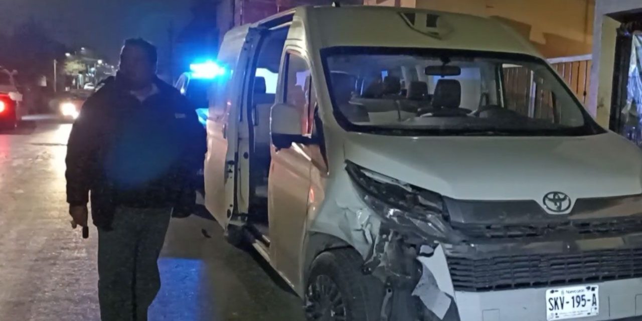 Saltillo: Transporte de personal se atravesó al paso y causó choque
