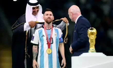 ¿Qué signifca la túnica qatarí que vistió Messi al levantar la Copa del Mundo?