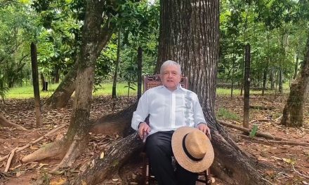AMLO firma el decreto de vacaciones dignas; 12 días consecutivos para descansar