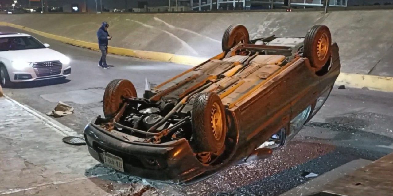Saltillo: Abandonan auto luego de sufrir volcadura