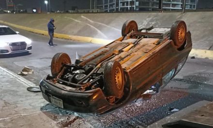 Saltillo: Abandonan auto luego de sufrir volcadura