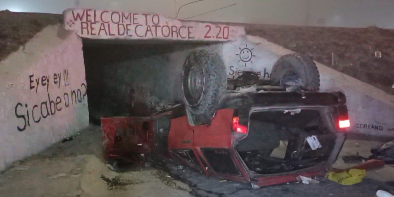 Policía de Arteaga termina atrapado en su camioneta al sufrir una aparatosa volcadura en Saltillo