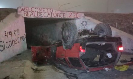 Policía de Arteaga termina atrapado en su camioneta al sufrir una aparatosa volcadura en Saltillo