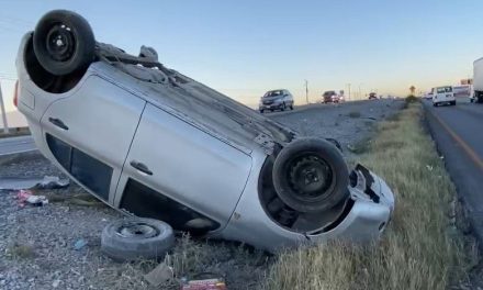 Se le sale un neumático y vuelca en la Saltillo-Monterrey