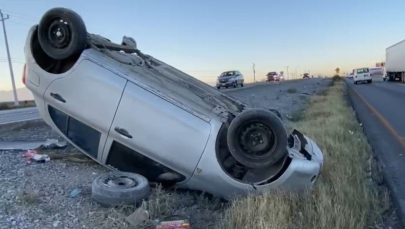 Se le sale un neumático y vuelca en la Saltillo-Monterrey