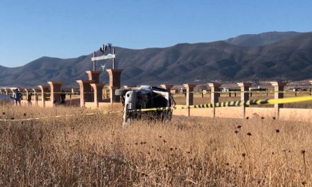 Un hombre sin vida y cuatro lesionados fue el saldo de una volcadura en Arteaga