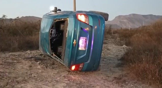 Volcadura en carretera a Los Pinos deja a tres personas lesionadas
