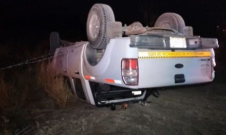 Viven para contarlo: sufren volcadura en carretera General Cepeda-Parras