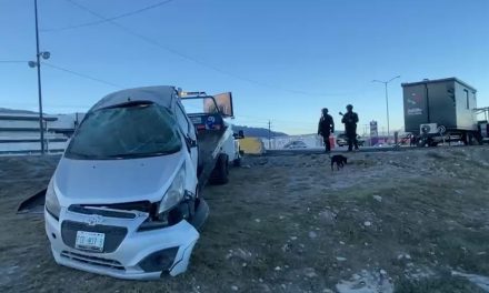Vuelca por conducir a exceso de velocidad en Saltillo