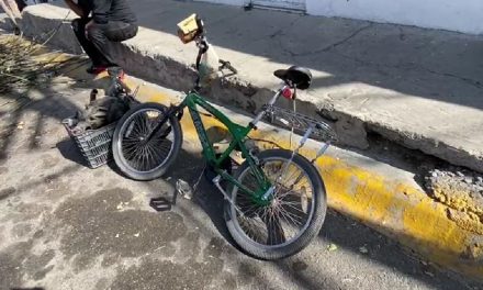 Saltillo: Taxista arrolla a ciclista y fue llevado al hospital