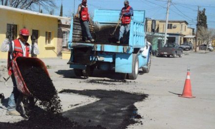 Ayuntamiento refuerza campaña de bacheo en Sabinas