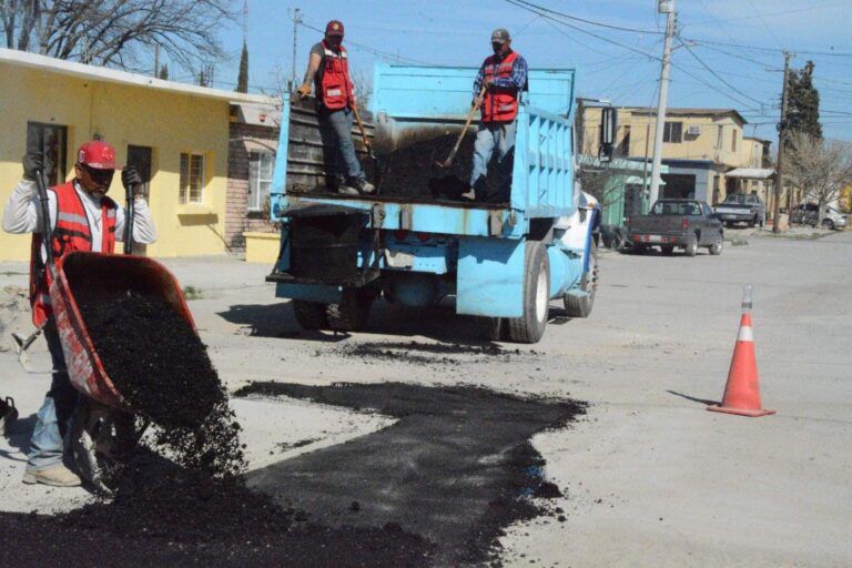 Ayuntamiento refuerza campaña de bacheo en Sabinas