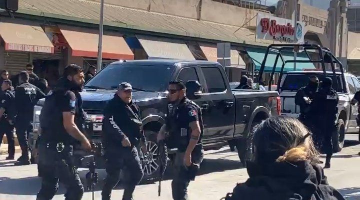 Dos policías municipales heridos de bala tras frustrar asalto a joyería en Torreón