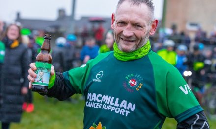 Maratonista logra recaudar un millón de libras para la lucha contra el cáncer tras 325 competencias