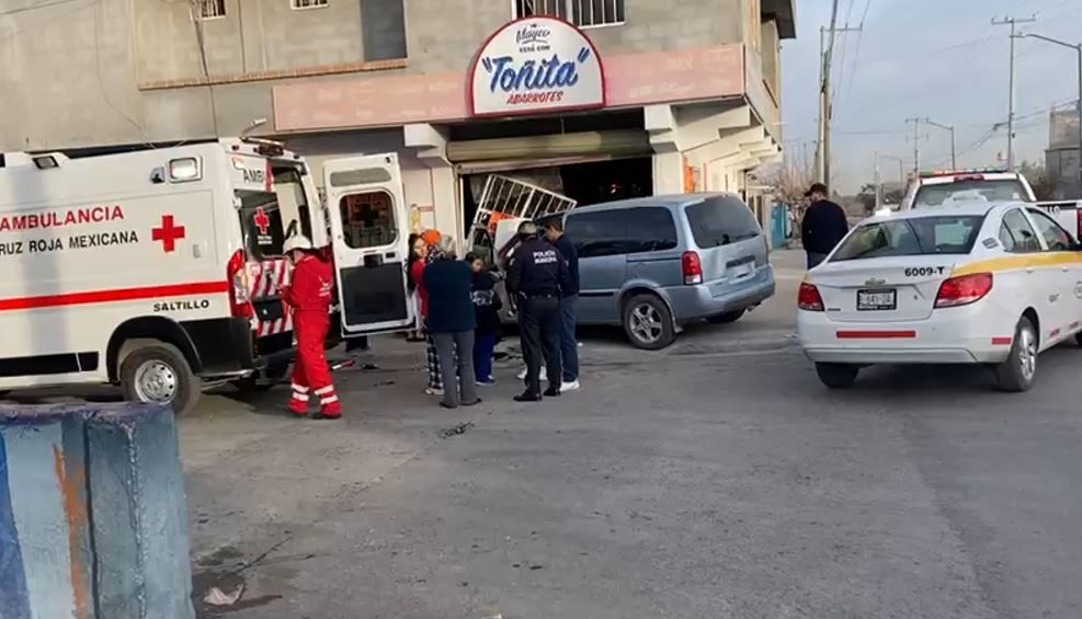 Se mete a una tienda de abarrotes con todo y auto en Saltillo