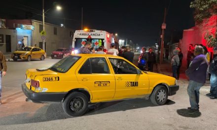 Motociclista se impacta contra taxi en Saltillo