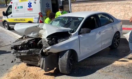 Jóvenes a exceso de velocidad terminan en el hospital tras aparatoso accidente en Saltillo
