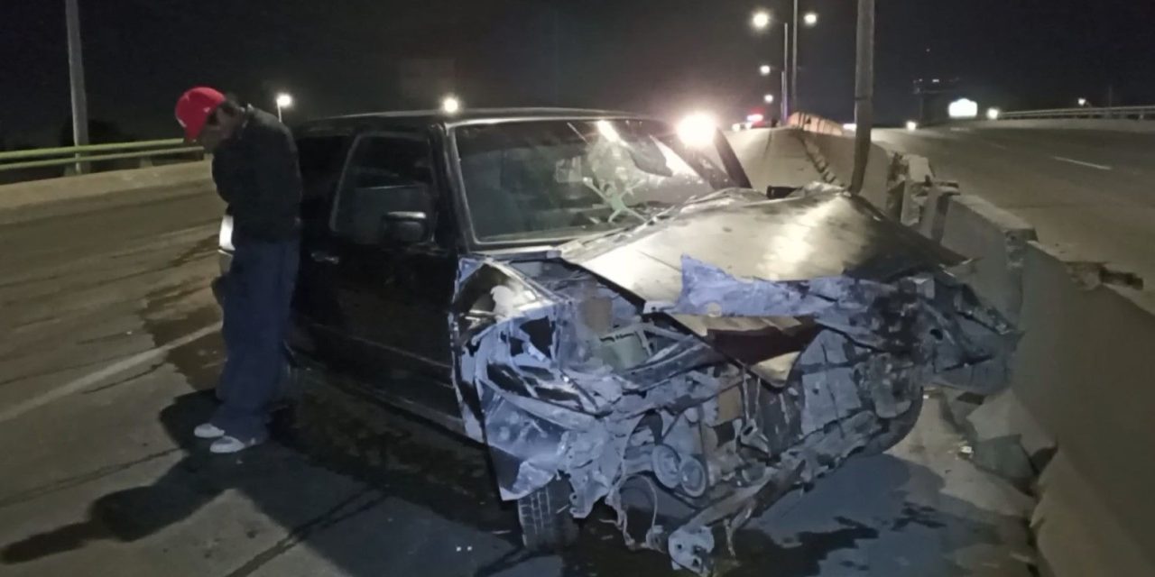 Saltillo:  Adolescente destroza su vehículo; chocó con los muros de contención en Fundadores