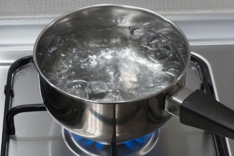 Hervir el agua no la hace potable, advierte experta