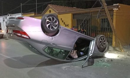 Joven volcó su coche y terminó con las llantas hacia el cielo en Saltillo