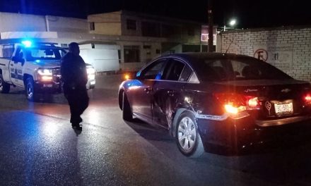 Se pasa el alto y termina impactando a una conductora en Saltillo