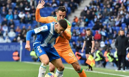 César Montes se impone a Andrés Guardado en duelo de mexicanos en La Liga
