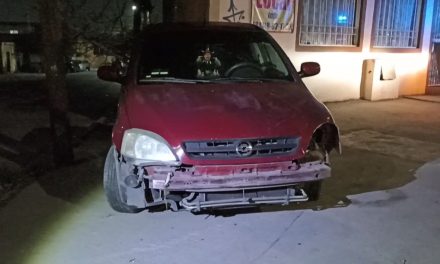 Conductor perdió el control al ir ebrio y termina en una banqueta en Saltillo