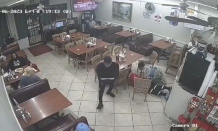 Hombre asalta taquería con una pistola de juguete… cliente lo mata (video)