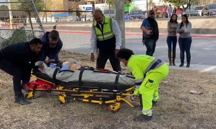 Conductor sale del camino y arrolla a una mujer que iba a su trabajo en Saltillo