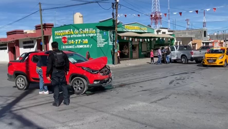 Se pasa el alto y provoca accidente en la colonia Bellavista de Saltillo