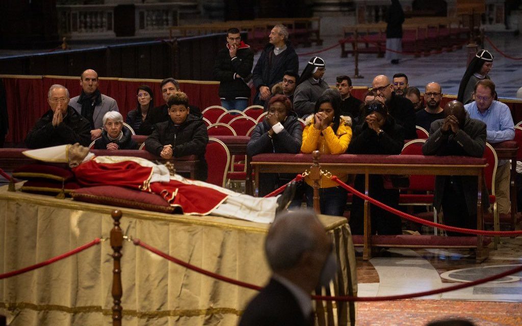 Miles de fieles despiden al Papa emérito Benedicto XVI en la Basílica de San Pedro