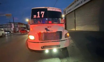 Estudiante de secundaria de Saltillo se cae de una combi al intentar bajar