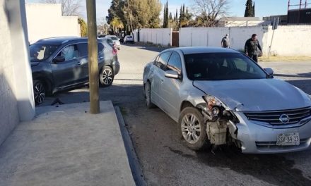 No respeta alto y choca con camioneta en Parras de la Fuente