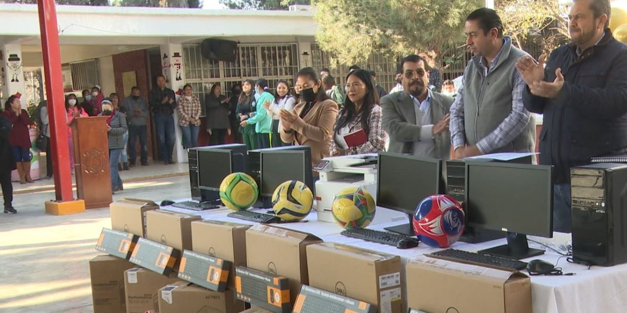 Chema Morales lleva equipamiento a escuela secundaria