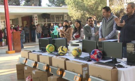 Chema Morales lleva equipamiento a escuela secundaria