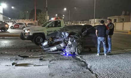 Da una vuelta prohibida y ocasiona un accidente al norte de Saltillo