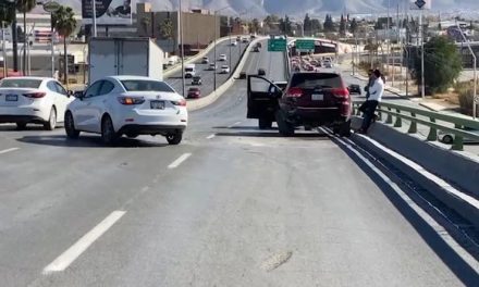 Choca y ocasiona caos vial en puente vehicular de Rufino Tamaño