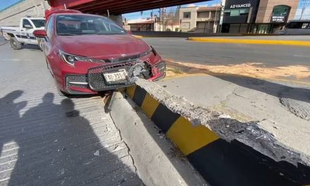 Choca su vehículo contra muro de concreto en Saltillo