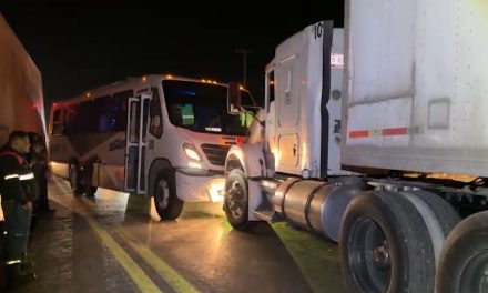 Transporte de personal protagonizó percance en carretera a Zacatecas