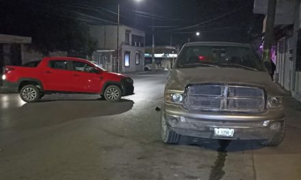 Ebrio al volante se ‘echa una coyotita’ y choca camioneta estacionada en Saltillo