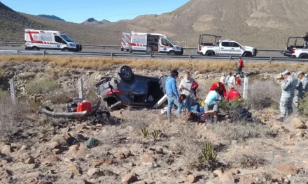 Vuelca familia sobre la Monclova